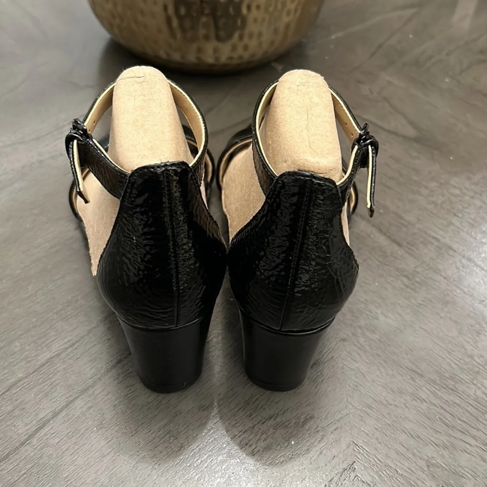 NATURALIZER Vera Ankle Strap Sandals